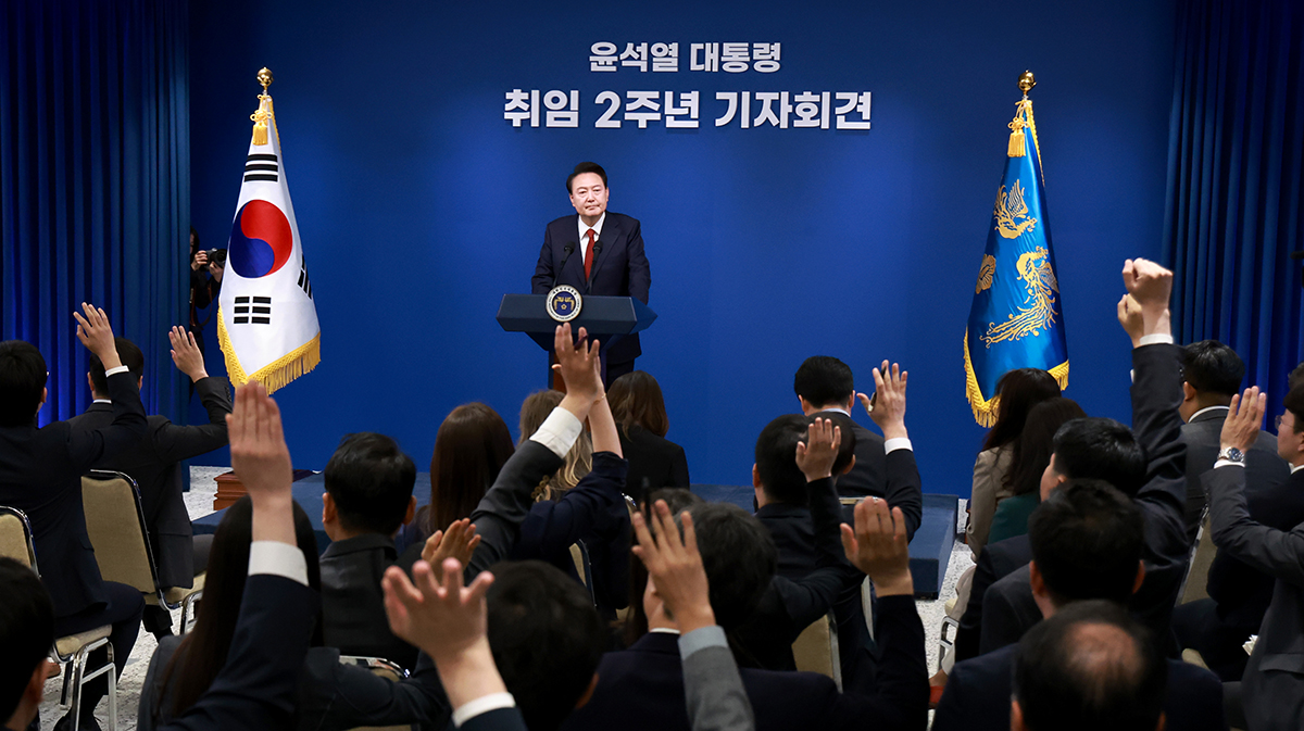 Presiden Yoon Suk Yeol menggelar konferensi pers dan laporan kepada rakyat untuk menandai dua tahun masa jabatannya. Konferensi pers tersebut digelar pada tanggal 9 Mei di kantor pengarahan di Kantor Kepresidenan Republik Korea, Yongsan-gu, Kota Seoul. Presiden Yoon mengungkapkan, Untuk tiga tahun ke depan, saya dan pemerintahan saya akan terus mendengar suara masyarakat dan memperhatikan kehidupan masyarakat dengan lebih saksama. Foto di atas menunjukkan sosok Presiden Yoon yang sedang menerima pertanyaan dari para wartawan. (Yonhap News)