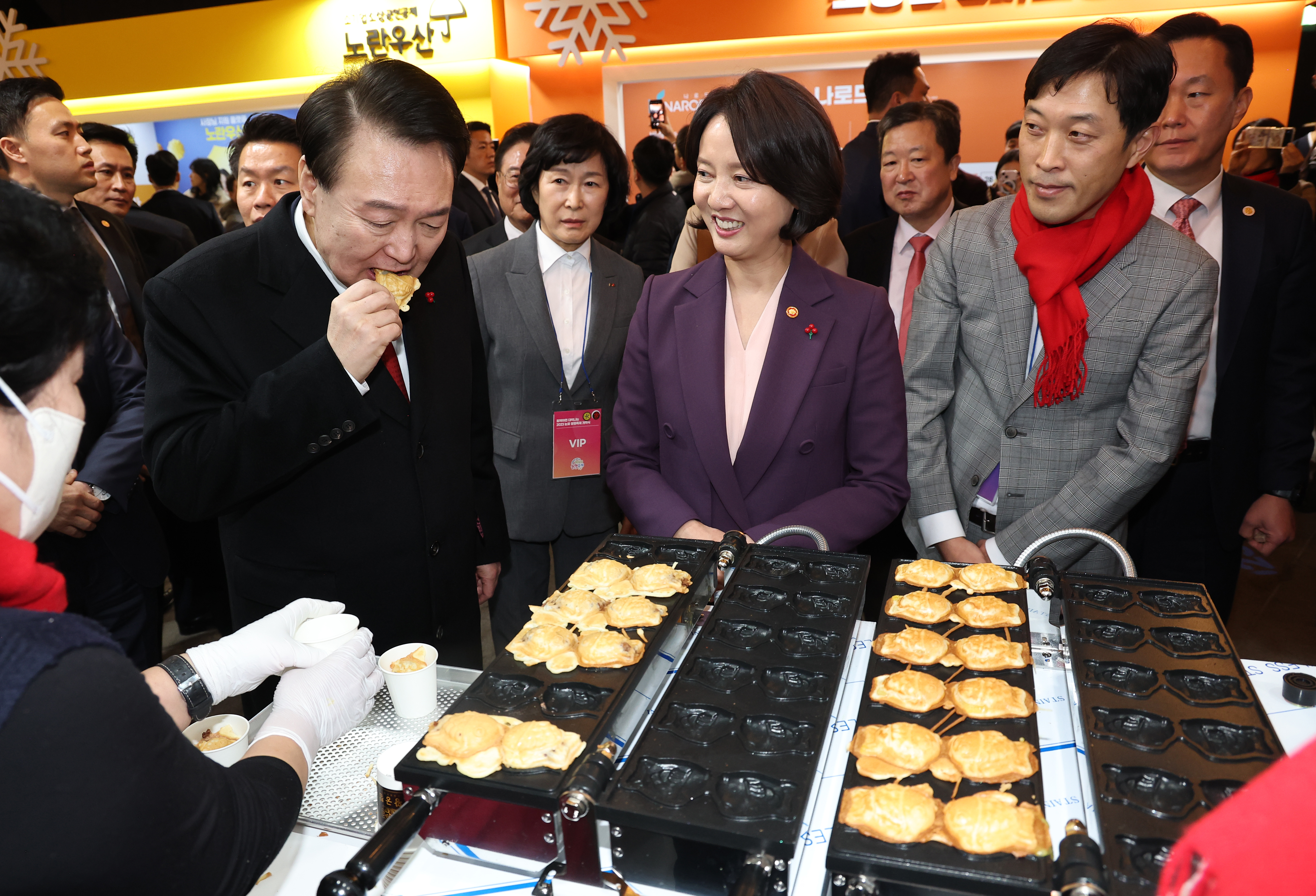 Presiden Yoon Suk Yeol terlihat sedang mencicipi bungeoppang (roti berbentuk ikan berisi kacang merah) pada tanggal 7 Desember 2023 di stan Organisasi Kerja Sama Pemilik Kafe Korea yang berada di lokasi penyelenggaraan K-Shopping Festa musim dingin tahun 2023 di Dongdaemun Design Plaza, Jung-gu, Seoul. Pada hari itu, Presiden Yoon mengungkapkan, Target utama kebijakan sosial ekonomi Korea adalah inti dari ekonomi dan keamanan Korea, yaitu UKM (Usaha Kecil dan Menengah), usaha mikro, dan wiraswasta. Pemerintah telah menetapkan secara hukum Sistem Penyesuaian Harga dalam Subkontrak pada bulan Desember 2022. Sistem ini mampu membentuk lingkungan bisnis yang ramah bagi usaha mikro dan wisawasta dengan memberikan kesempatan bagi pemilik usaha mikro, kecil, dan menengah, untuk mengganti bunga pinjaman tinggi (7%) menjadi bunga pinjaman rendah dengan menggunakan dana kebijakan pemerintah (4,5%). 