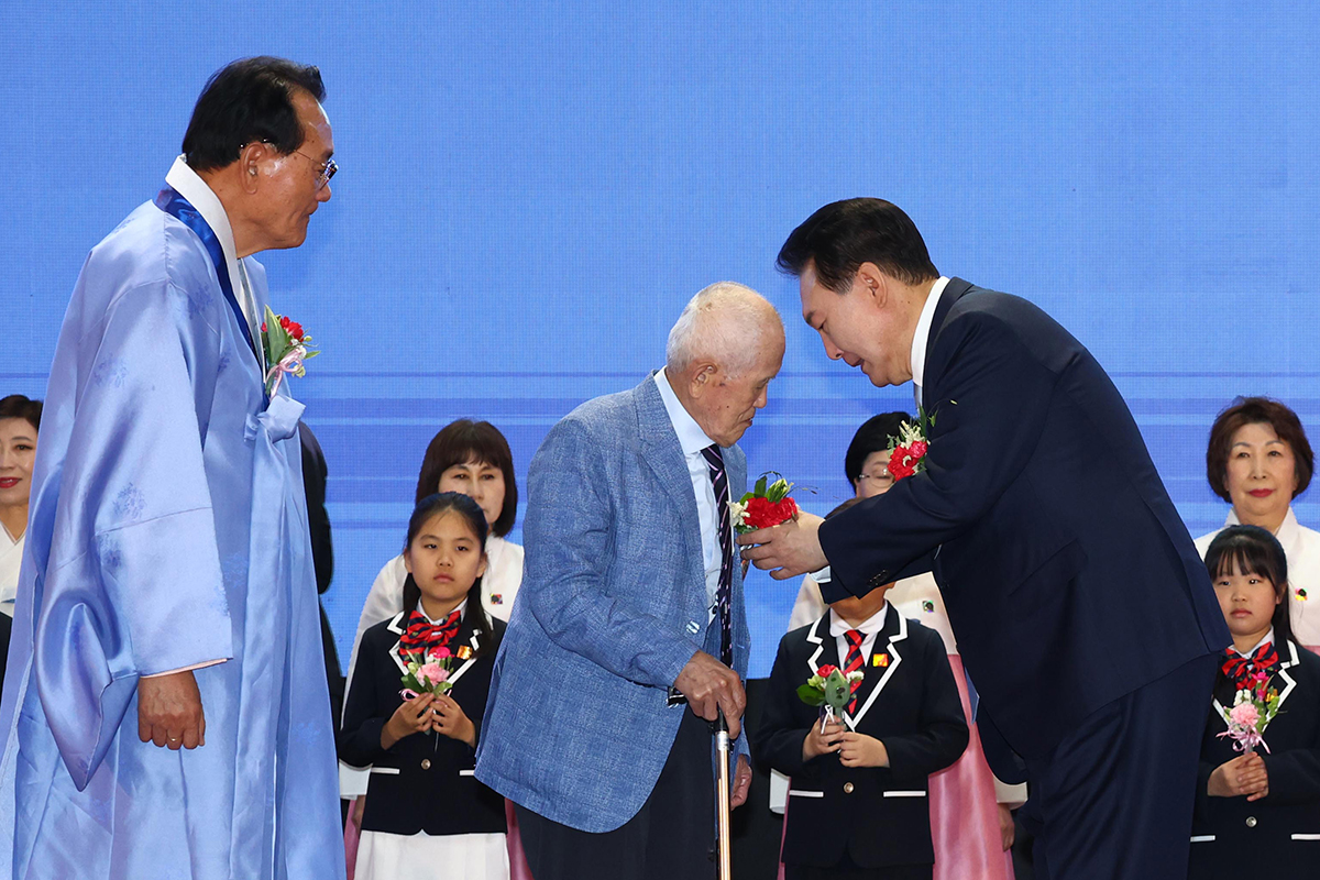 Presiden Yoon Suk Yeol terlihat sedang menyematkan bunga anyelir merah kepada seorang lansia pada Upacara Peringatan Hari Orang Tua yang digelar pada tanggal 3 Mei di Jangchung Arena, Jung-gu, Seoul. Presiden Yoon adalah presiden Korea pertama yang menghadiri acara peringatan Hari Orang Tua sebagai presiden yang masih menjabat. Hari Orang Tua di Korea jatuh pada tanggal 8 Mei. Pemerintah telah meningkatkan jumlah dana bantuan untuk bertahan hidup bagi lansia yang berada di kalangan pendapatan rendah, yaitu sebesar 13,2%. Jumlah peningkatan ini adalah yang tertinggi sebanyak sejarah. Jumlah lapangan kerja bagi lansia juga meningkat dari 883 ribu di tahun 2023 menjadi 1,03 juta lapangan kerja pada tahun 2024. Honor bagi lansia juga meningkat untuk pertama kalinya dalam enam tahun. 