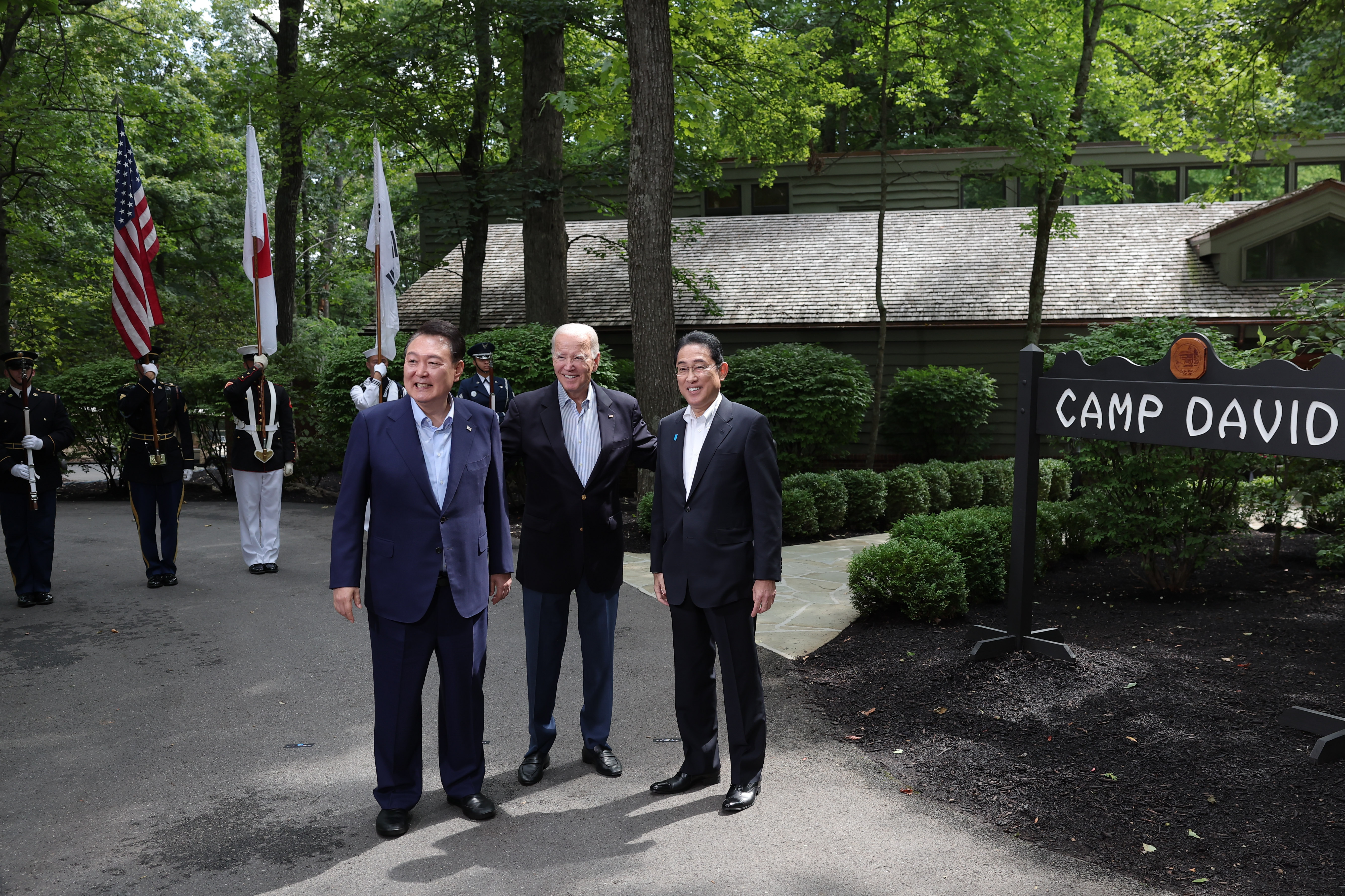 Presiden Yoon Suk Yeol (kiri) berfoto bersama Presiden Joe Biden (tengah) dan Perdana Menteri Fumio Kishida pada tanggal 18 Agustus 2023 (waktu setempat) di Camp David, Maryland, Amerika Serikat. Ketiganya sepakat untuk melaksanakan KTT (Konferensi Tingkat Tinggi) trilateral secara reguler dan membentuk sistem yang bisa membagikan informasi mengenai peringatan peluru kendali Korea Utara dalam waktu nyata. Korea berhasil merealisasikan aliansi strategis global antara Korea dan AS melalui KTT Korea-AS yang digelar pada bulan April 2023. Korea juga telah memulihkan hubungan bilateral antara Korea dan Jepang melalui KTT Korea-Jepang yang digelar pada bulan Mei 2023. 