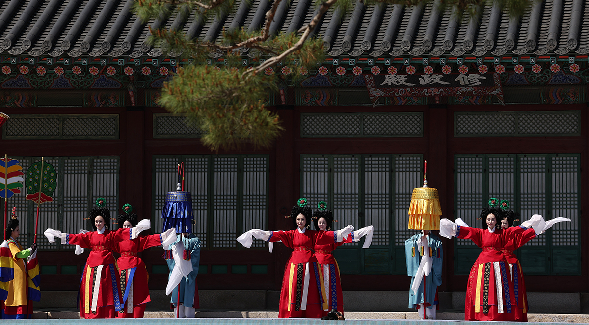 Sebuah grup tari tradisional dari Institut Gugak Nasional pada tanggal 14 Mei tampil pada perayaan untuk menandai ulang tahun Maharaja Sejong yang ke-627 di depan Aula Sujeongjeon di Istana Gyeongbokgung, Jongno-gu, Kota Seoul. Acara ini menampilkan serangkaian pertunjukan yang menandai pencapaian sanga raja melalui konser pansori (seni penceritaan tradisional Korea yang disampaikan melalui nyanyian) dan pertunjukan musikal tentang kehidupannya. Hari lahir Maharaja Sejong jatuh pada tanggal 15 Mei. (Jeon Han)