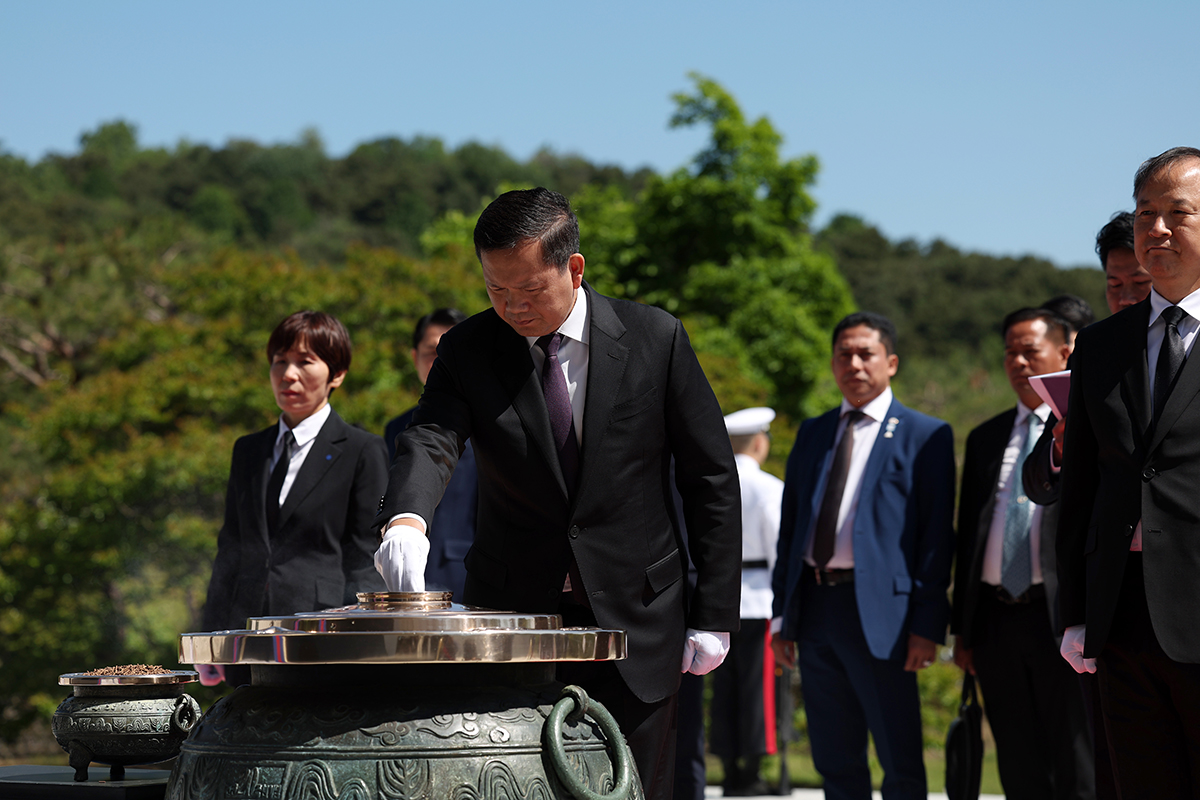 Perdana Menteri Kamboja, Hun Manet, membakar dupa pada tanggal 16 Mei saat mengunjungi Taman Makam Nasional Seoul yang terletak di Dongjak-gu, Seoul. PM Hun saat ini sedang melakukan kunjungan kenegaraan ke Korea. (Jeon Han)