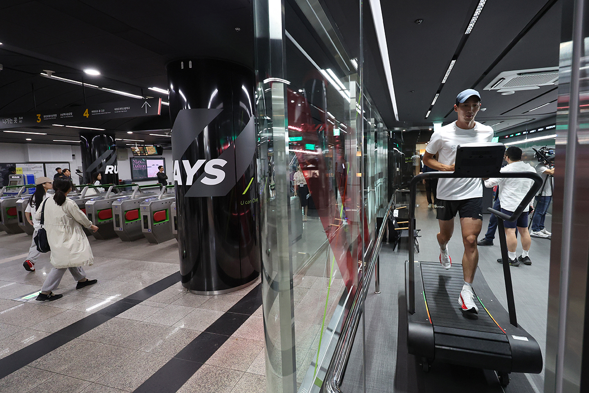 Runner Station dibuka pada tanggal 21 Mei 2024 di Stasiun Yeouinaru, Yeongdeungpo-gu, Seoul. Runner Station menjadi contoh pertama Proyek Inovasi Stasiun Metro yang bertujuan untuk mengubah ruang kosong di dalam stasiun menjadi ruang budaya dan olahraga bagi warga. 