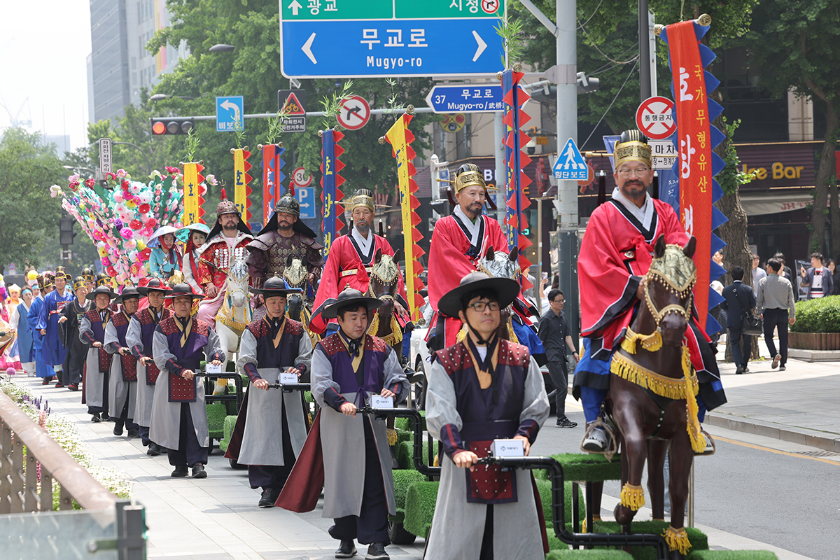 Sebuah reka ulang perarakan tradisional diselenggarakan sebagai bagian dari acara Dano yang Menjadi Satu (terjemahan tidak resmi) pada tanggal 22 Mei di Cheonggye Plaza, Jung-gu, Seoul. Perarakan yang disebut sebagai hojang haengnyeol ini diselenggarakan oleh Asosiasi Festival Dano Nasional Korea. Hojang haengnyeol adalah proses perarakan seorang jenderal yang pergi menuju kuil untuk melakukan upacara ritual kepada leluhur pada Hari Dano. Hari Dano sendiri merupakan peringatan hari ke-15 di bulan ke-5 pada kalender lunar. (Yonhap News)