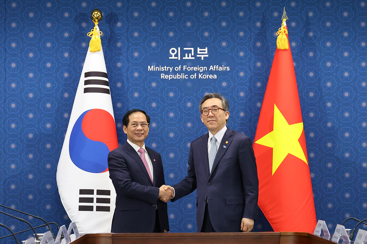 Menteri Luar Negeri Korea, Cho Tae-yul dan Menteri Luar Negeri Vietnam, Bui Thanh Son terlihat berjabat tangan sebelum melakukan dialog bilateral pada tanggal 31 Mei 2024 di Kementerian Luar Negeri, Jongno-gu, Seoul. (Yonhap News)