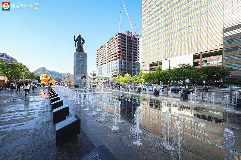 Foto di atas menunjukkan air mancur yang berada di Alun-alun Gwanghamun pada tanggal 3 Mei. (Jurnalis Warga Kota Seoul, Kim Ju Yeon) 