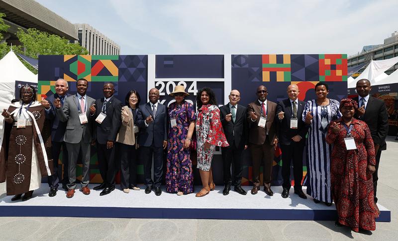 Para duta besar negara-negara Afrika yang bertugas di Korea pada tanggal 10 Mei berpose untuk foto pada upacara pembukaan Festival Budaya Afrika 2024 di Alun-alun Gwanghwamun, Kota Seoul.