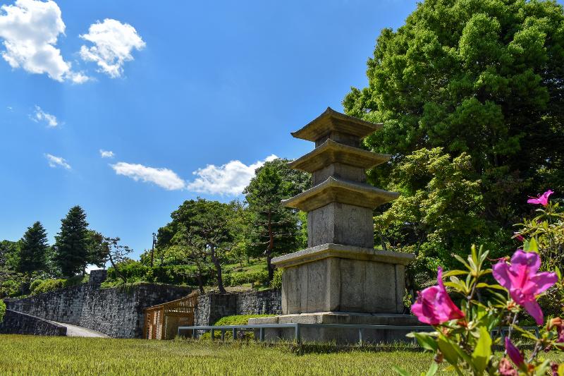 Pagoda batu bertingkat tiga dari Beomhak-ri, Samcheong berdiri tengak di ruang pameran luar ruangan Museum Nasional Jinju. (Choi Jin-woo) 