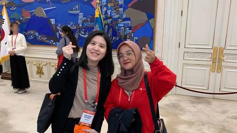 Agatha Inez (kiri) dan Rachma Yuliani (kanan) adalah pemenang kompetisi menulis dan berbicara di King Sejong Institute Center Indonesia tahun 2023. (Agatha Inez) 