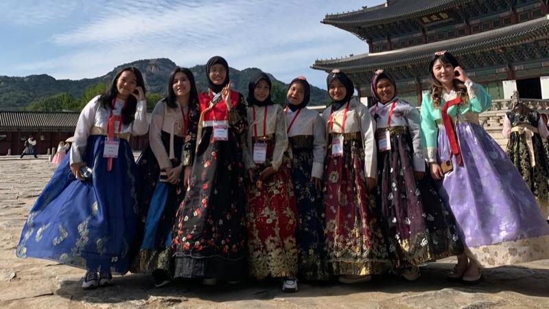 Para pemenang Kompetisi Berbicara dan Menulis Bahasa Korea dari berbagai cabang KSI di Indonesia berfoto bersama di Istana Gyeongbokgung dengan mengenakan hanbok. (Agatha Inez) 