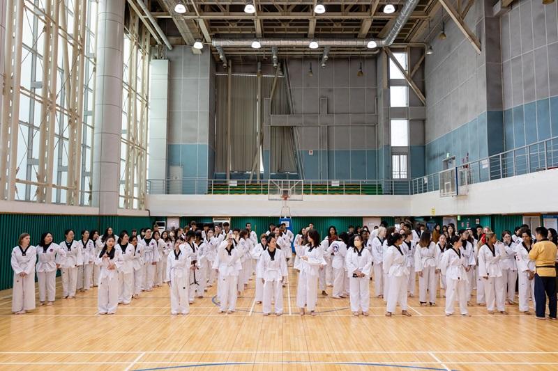Para pemenang Kompetisi Berbicara dan Menulis Bahasa Korea mengikuti kelas taekwondo selama pelatihan di Korea. (King Sejong Institute) 