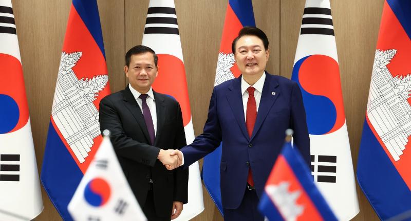 Presiden Yoon Suk Yeol (kanan) berfoto bersama dengan Perdana Menteri Kamboja, Hun Manet dalam KTT yang digelar pada tanggal 16 Mei di Kantor Kepresidenan Republik Korea, Yongsan-gu, Seoul. (Yonhap News) 