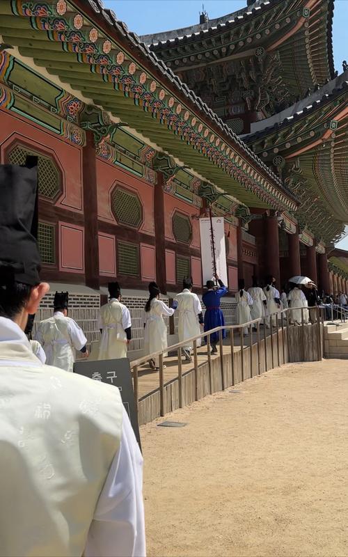 Para peserta program Palace Rookie Experience terlihat sedang berjalan menuju tempat pelaksanaan program tersebut di dalam Istana Gyeongbokgung. 