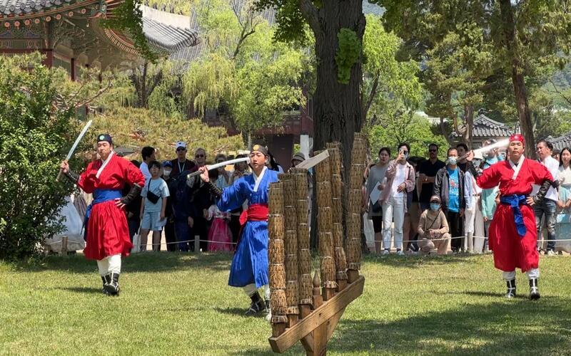 Atraksi seni bela diri kerajaan dengan pedang bernama hwando di Paviliun Yungmuru, Istana Gyeongbokgung. 
