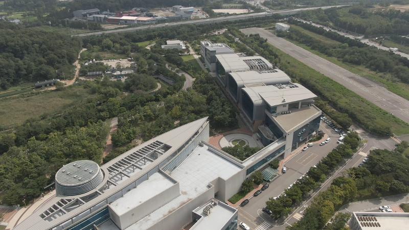 Institut Nasional untuk Sumber Daya Hayati mengungkapkan pada tanggal 29 Mei 2024 bahwa sebuah teknologi baru telah dikembangkan untuk membudidayakan secara efektif methanotroph. Foto di atas menunjukkan gedung Institut Nasional untuk Sumber Daya Hayati yang difoto dari atas. (Institut Nasional untuk Sumber Daya Hayati)