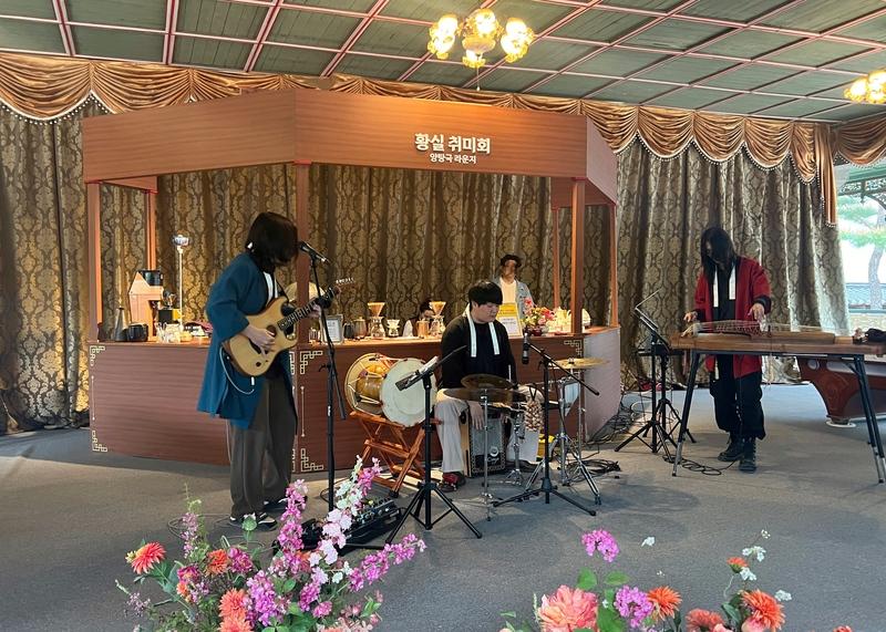 Pertunjukan musik di Istana Deoksugung yang menggabungkan konsep tradisional dan modern. 