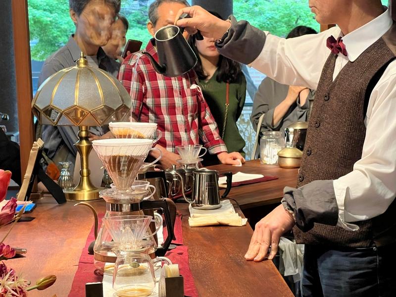 Proses pembuatan yang tangguk (minuman kopi) favorit Kaisar Gojong.  