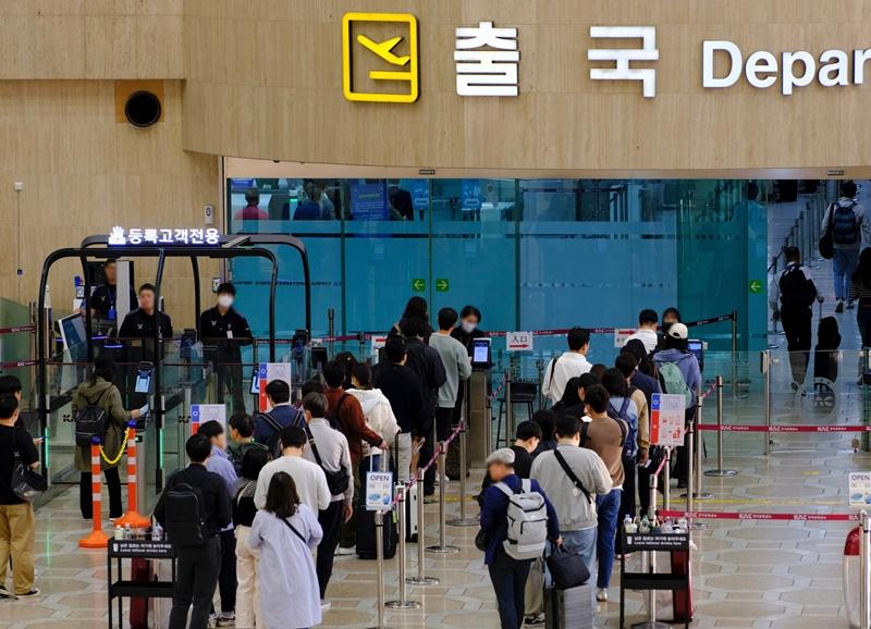 Level pengamanan di terminal internasional Bandara Gimpo akan dinaikkan menjadi level 'waspada' pada tanggal 1-6 Juni untuk menjaga penyelenggaraan KTT Korea-Afrika yang aman. Foto di atas menunjukkan terminal keberangkatan internasional Bandara Gimpo. (Korea Airports Corporation)