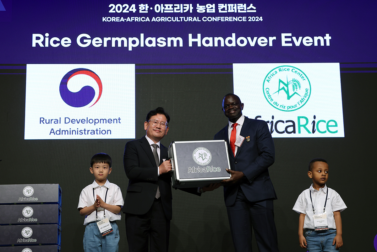 Pada tanggal 5 Juni 2024, Kepala Institut Ilmu Pengetahuan Pertanian Nasional Lee Seungdon menyerahkan sekotak sampel plasma nutfah padi kepada Direktur Jenderal AfricaRice Baboucarr Manneh di Konferensi Pertanian Korea-Afrika yang diselenggarakan di The Plaza Hotel, Jung-gu, Seoul. Acara tersebut dihadiri oleh Presiden Komoro Azali Assoumani; Presiden Zimbabwe Emmerson Mnangagwa; Presiden Malagasi Andry Rajoelina; Menteri Pertanian, Pangan, dan Peternakan Song Miryung; dan menteri pertanian dari sembilan negara Afrika. (Jeon Han)