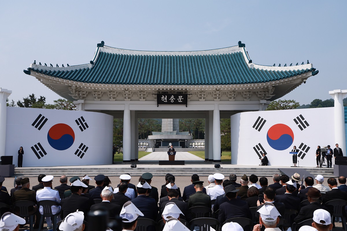 Presiden Yoon Suk Yeol terlihat sedang memberikan pidato pada upacara untuk mengenang para pahlawan yang telah gugur di Hari Pahlawan ke-69. Upacara ini digelar pada tanggal 6 Juni 2024 di Taman Makam Nasional Seoul yang terletak di Dongjak-gu, Seoul. (Yonhap News)