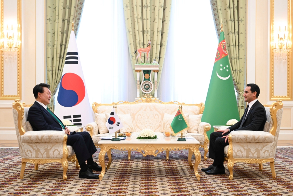 Presiden Yoon Suk Yeol (kiri) mengunjungi Turkmenistan secara resmi lalu berdialog dengan Presiden Turkmenistan Serdar Berdimuhamedow pada tanggal 10 Juni 2024 (waktu setempat) di Istana Kepresidenan Turkmenistan yang terletak di Ashgabat. (Yonhap News) 