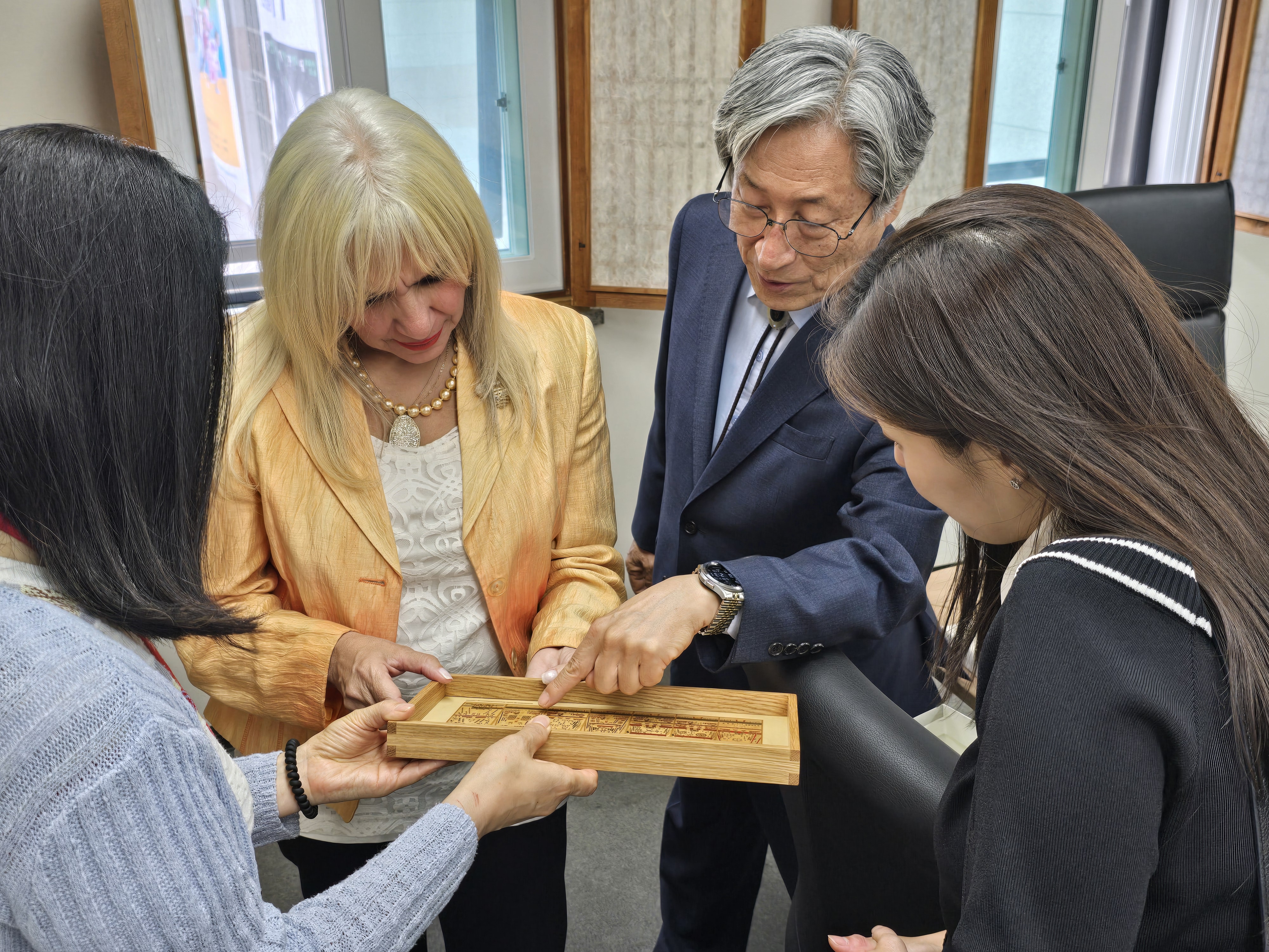 Kepala Gedung Opera Kairo Lamiaa Zayed (kedua dari kiri) terlihat sedang memperhatikan desain tradisional Korea pada tanggal 28 Mei 2024 di Museum Nasional Korea, Yongsan-gu, Seoul. 