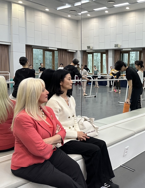 Kepala Gedung Opera Kairo Lamiaa Zayed (kiri) melihat para balerina yang berlatih pada tanggal 30 Mei 2024 di Korean National Ballet, Seocho-gu, Seoul. 