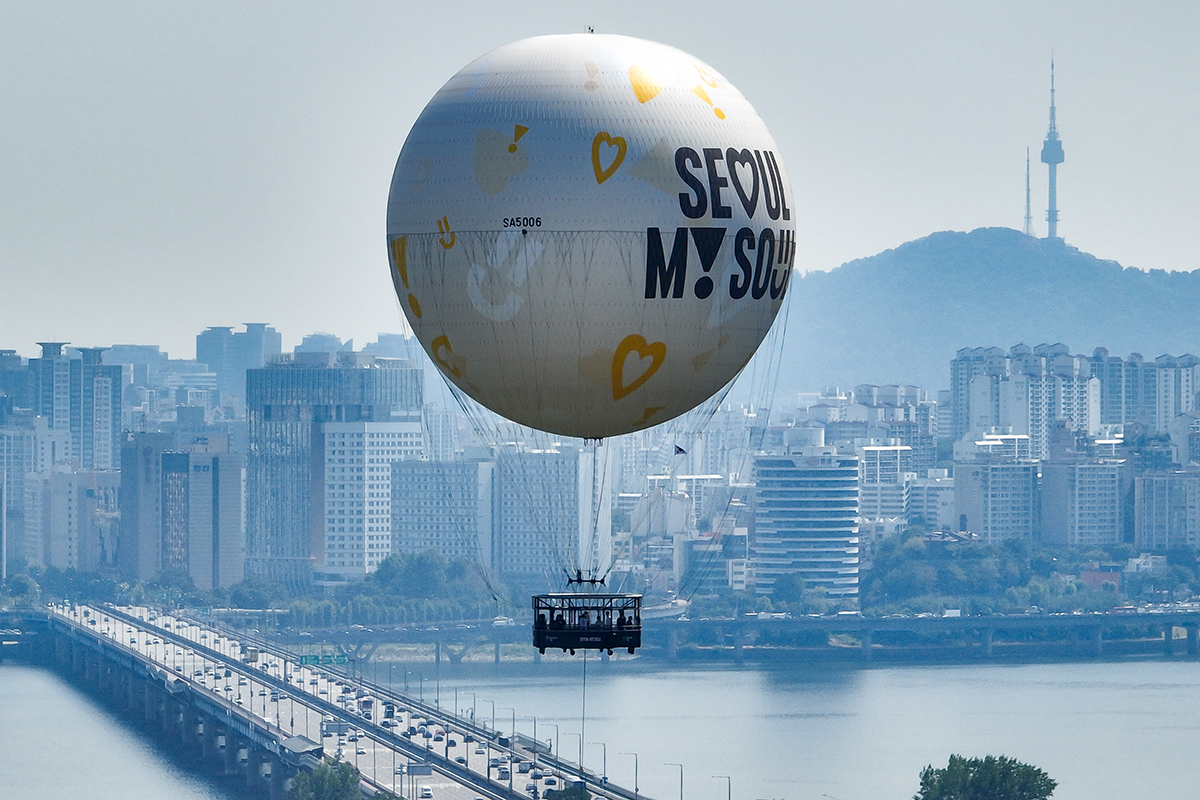 Bulan Seoul yang dinaiki oleh para wartawan terlihat mengangkasa di langit Yeouido pada tanggal 28 Juni 2024 di atas Taman Yeouido, Seoul. Bulan Seoul adalah sebuah balon gas yang akan beroperasi secara reguler untuk warga Seoul dan wisatawan mulai bulan Agustus 2024 setelah menjalani uji coba pada bulan Juli 2024. (Yonhap News)