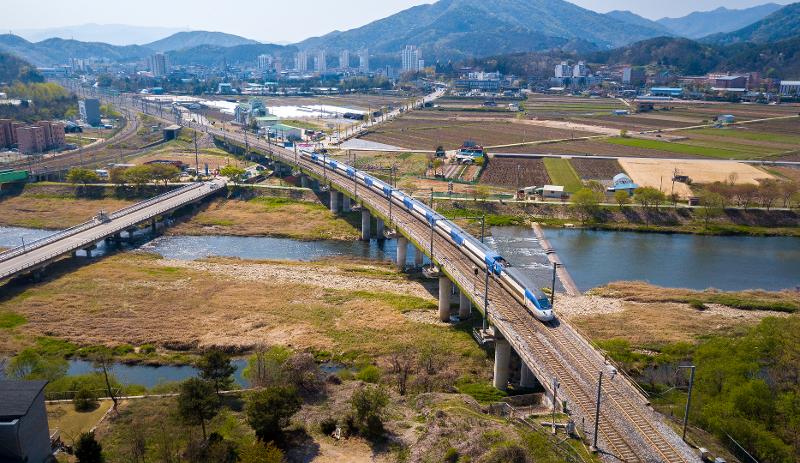 Korea akan mengajarkan teknologi jalan raya ke Laos dan teknologi kereta ke Mongolia. Foto di atas menunjukkan KTX yang sedang beroperasi. (Korea Railroad Corporation)