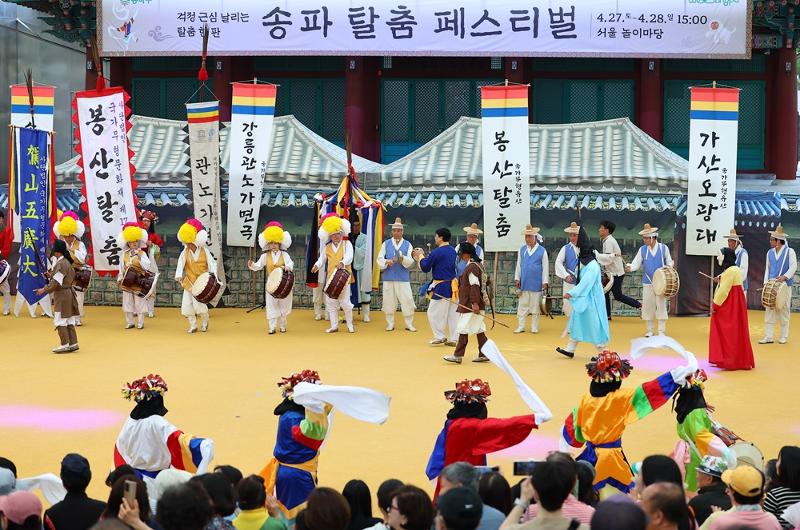 BBadan Layanan Warisan Korea mengungkapkan bahwa berbagai pertunjukan dan pameran karya para pakar warisan budaya nasional Korea akan digelar di berbagai penjuru Korea selama sebulan pada bulan Juni 2024. Foto di atas menampilkan pertunjukan musik jalanan yang digelar pada tanggal 28 Mei 2024 dalam Festival Songpa Talchum tahun 2024. (Yonhap News) 