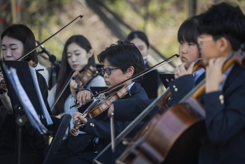 Siswa-siswa SD Gyechon terlihat sedang memberikan pertunjukan pada Festival Musik Klasik Gyechon pada tanggal 31 Mei 2024 di Taman Musik Klasik Gyechon, Pyeongchang-gun, Provinsi Gangwon.