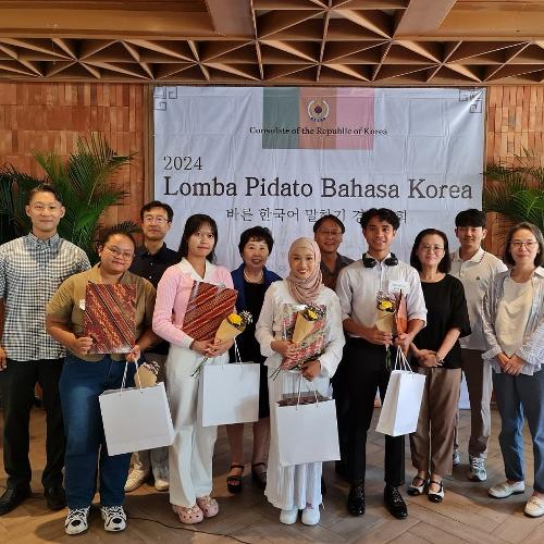 Para pemenang lomba bersama dewan juri. (Instagram Konsulat Korea di Bali) 