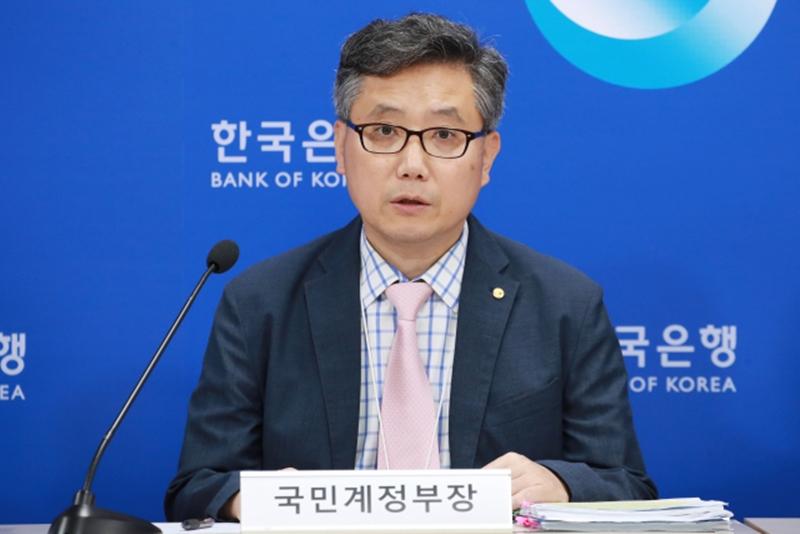Kepala Tim Koordinasi Neraca Nasional Bank Korea, Choi Jung Tae terlihat sedang mengumumkan PNB per kapita kuartal I 2024 dan hasil restrukturisasi tahap pertama neraca nasional per tahun 2020 pada tanggal 5 Juni 2024 di Bank Korea, Jung-gu, Seoul. (Bank Korea) 