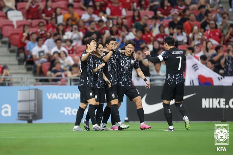 Korea berhasil masuk ke babak ketiga kualifikasi Piala Dunia 2026 zona Asia setelah mengalahkan Singapura dengan skor 7-0 pada tanggal 6 Juni 2024 di Stadion Nasional Singapura. (Asosiasi Sepak Bola Korea)