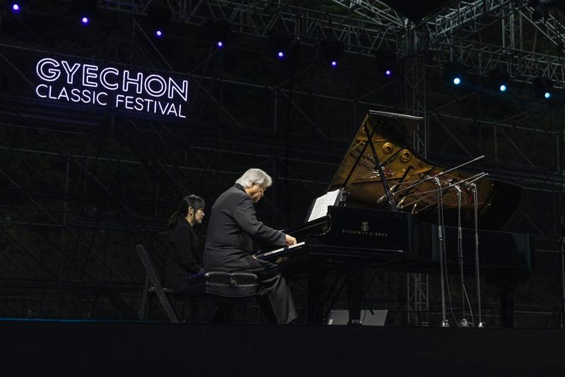 Festival Musik Klasik Gyechon digelar mulai tanggal 31 Mei hingga 2 Juni 2024 di Taman Musik Klasik Gyechon, Pyeongchang-gun, Provinsi Gangwon. Foto di atas menunjukkan Pianis Paik Kun-woo yang tampil pada tanggal 31 Mei 2024. 