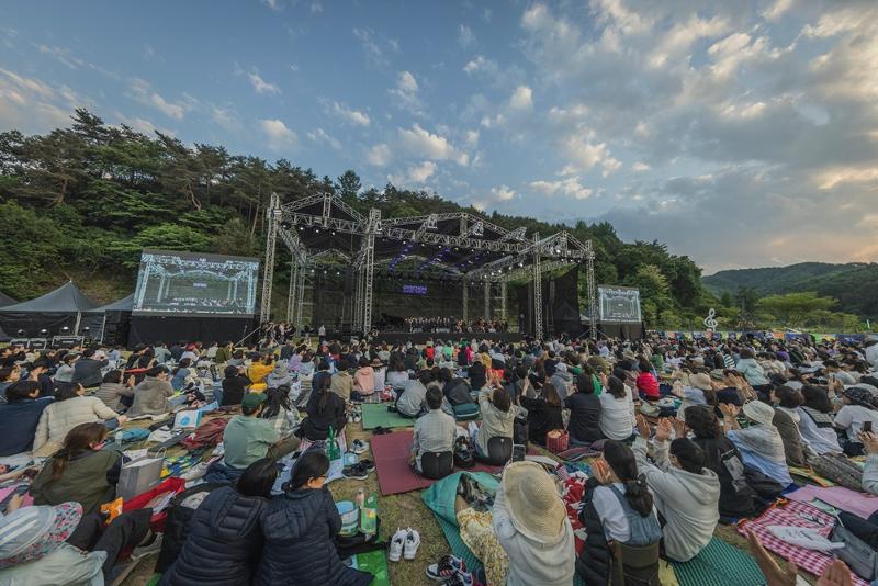 Foto di atas menunjukkan para penonton yang sedang menikmati pertunjukan Festival Musik Klasik Gyechon pada tanggal 31 Mei 2024 di Taman Musik Klasik Gyechon, Pyeongchang-gun, Provinsi Gangwon.