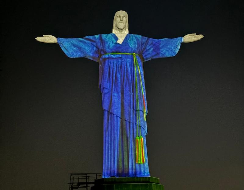 Foto di atas menunjukkan patung Kristus Penebus di Brasil yang mengenakan hanbok. (KCC Brasil) 