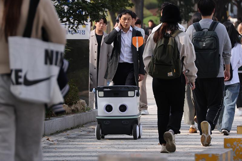 Pemerintah akan mengucurkan anggaran sebesar 7,6 miliar dolar untuk mendorong digitalisasi semua sektor industri. Foto di atas menunjukkan sebuah demonstrasi layanan pesan antar yang menggunakan robot oada tanggal 31 Oktober 2023 di Universitas Konkuk, Gwangjin-gu, Seoul. (Yonhap News)