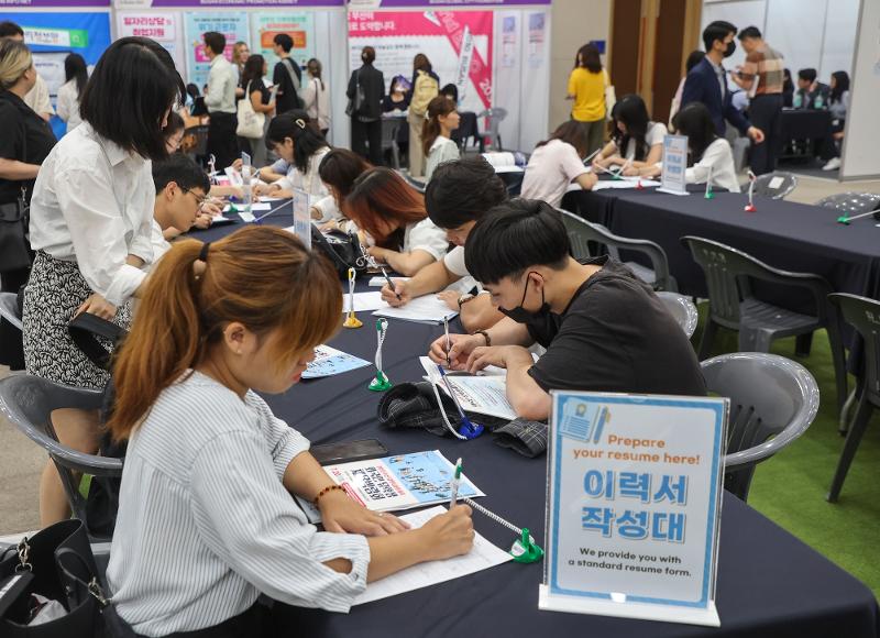 Berkat WNA, total penduduk di Korea pada tahun 2023 mengalami tren peningkatan untuk pertama kalinya dalam tiga tahun sejak tahun 2020. Foto di atas menunjukkan seorang mahasiswa asing sedang menulis resume di bursa kerja yang digelar pada bulan Juli tahun 2023 di BPEX, Dong-gu, Busan. (Yonhap News)