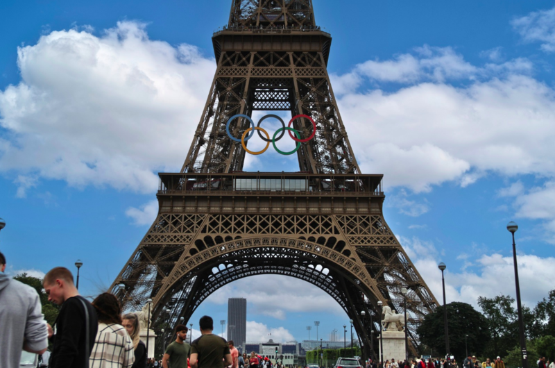 Foto diambil pada 16 Juni 2024, Logo Olimpiade terpampang di Menara Eiffel yang dikenal sebagai ikon kota Paris. (Monthi Rosselini) 