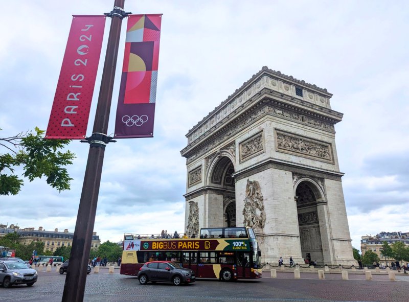 Spanduk Olimpiade tersebar di seluruh penjuru kota Paris, termasuk di kawasan monumen Arc de Triomphe. (Monthi Rosselini) 