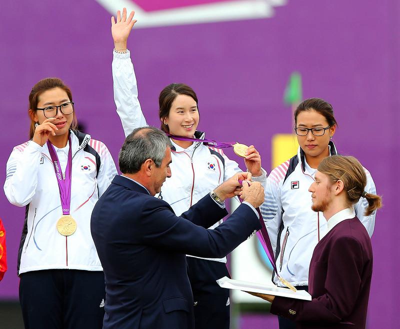 Panahan dikenal sebagai cabang olahraga unggulan Korea di Olimpiade. Foto di atas adalah foto ketika tim panahan Korea memenangkan medali emas pada Olimpiade London 2012. (Korea.net Flickr) 