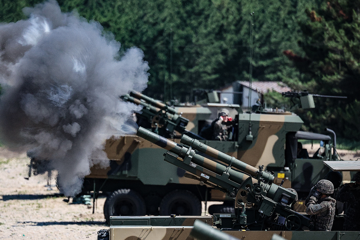 Divisi ke-50 Angkatan Darat sedang melakukan latihan menembak menggunakan artileri gerak sendiri beroda 105mm yang disebut Poongik selama latihan menembak artileri maritim yang diadakan di Pusat Pelatihan Hwajin. Song-ra-myeon, Buk-gu, Kota Pohang, Provinsi Gyeongsangbuk pada sore hari tanggal 4 Juli. (Yonhap News)