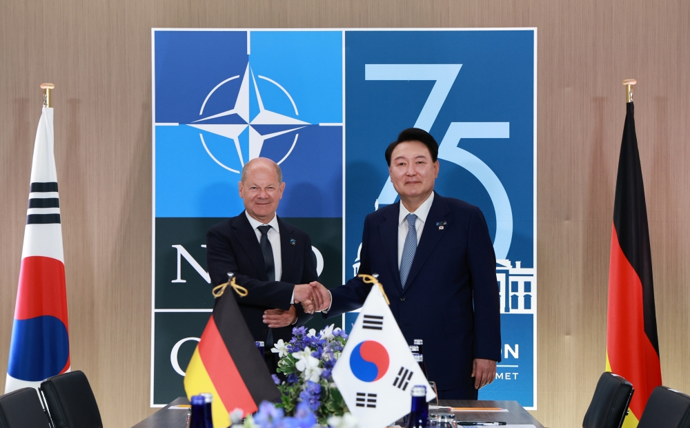 Presiden Yoon Suk Yeol terlihat sedang berjabat tangan dengan Kanselir Jerman Olaf Scholz dalam KTT Korea-Jerman yang digelar sebagai bagian dalam KTT NATO pada tanggal 10 Juli 2024 (waktu setempat) di Washington DC, Amerika Serikat. 