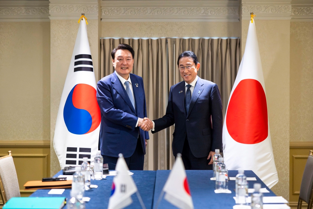 Presiden Yoon Suk Yeol terlihat sedang berjabat tangan dengan Perdana Menteri Jepang Fumio Kishida dalam KTT Korea-Jepang yang digelar sebagai bagian dalam KTT NATO pada tanggal 10 Juli 2024 (waktu setempat) di Washington DC, Amerika Serikat.