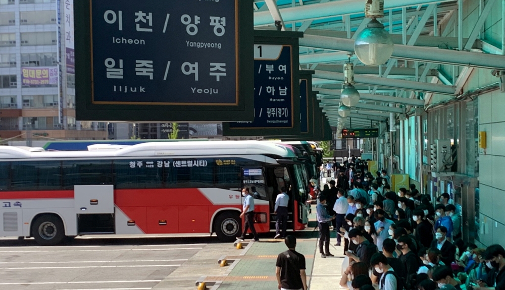 Pemerintah Korea meningkatkan rute reservasi daring dan memperkenalkan pembayaran dengan kartu luar Korea untuk mempromosikan penggunaan bus antarkota dan meningkatkan kenyamanan untuk wisatawan asing. Foto di atas menunjukkan terminal bus antarkota pada hari pertama liburan Chuseok tahun 2022 di Heungdeok-gu, Kota Cheongju. (Yonhap News)