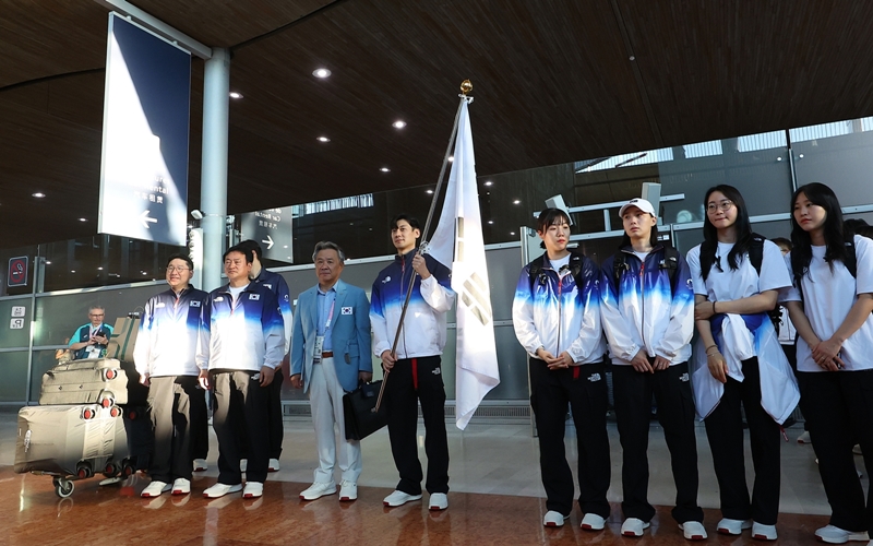 Tim utama timnas Korea untuk Olimpiade Paris tahun 2024 terlihat sedang masuk ke Prancis melalui Terminal 2 Bandara Charles de Gaulle, Paris, Prancis, pada sore hari tanggal 20 Juli (waktu setempat). (Yonhap News)