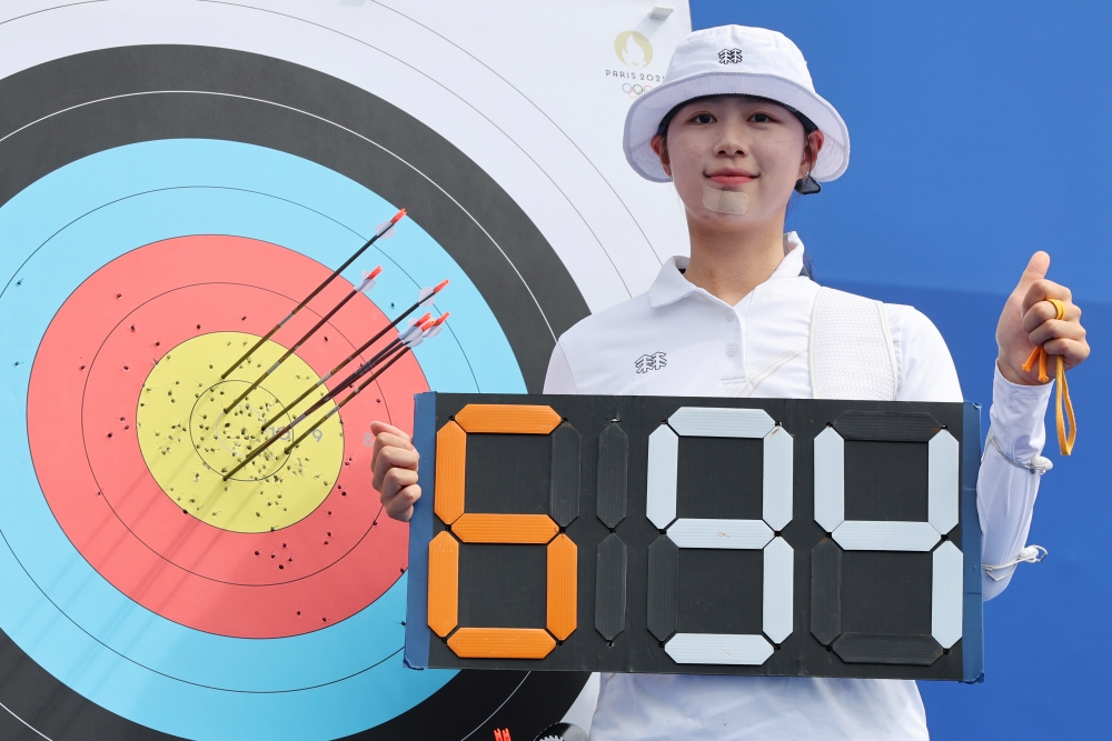 Lim Sihyeon berhasil memecahkan rekor dunia dengan perolehan 694 poin pada babak kualifikasi perorangan putri Olimpiade Paris 2024 yang digelar pada tanggal 25 Juli 2024 (waktu setempat) di Paris, Prancis.  