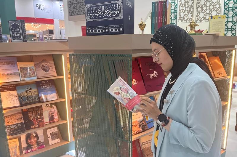 Seorang pengunjung terlihat sedang membaca novel Celestial Bodies dalam bahasa Korea pada tanggal 29 Juni 2024 di COEX, Gangnam-gu, Seoul. Novel tersebut membuat Jokha Alharthi menjadi novelis Arab pertama yang berhasil memenangkan Man Booker International Prize pada tahun 2019. 