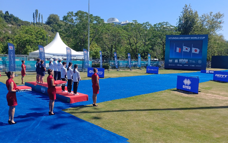 Prosesi para peraih medali emas pertandingan jenis recurve beregu putri saat menyanyikan lagu kebangsaan Korea Aegukga. 